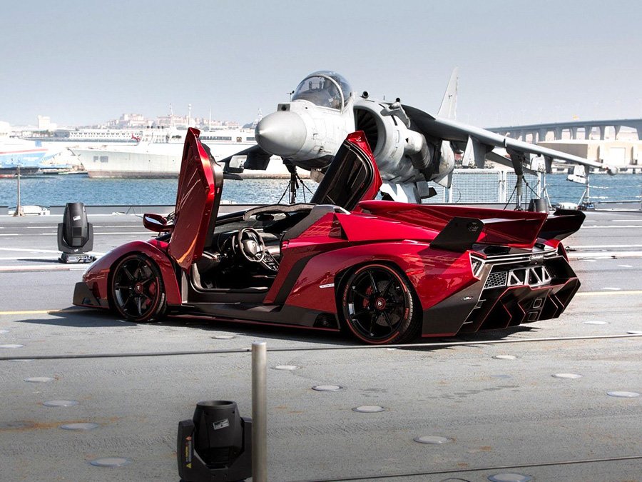 Lamborghini Veneno Roadster: Außen, rot, Flügeltüren