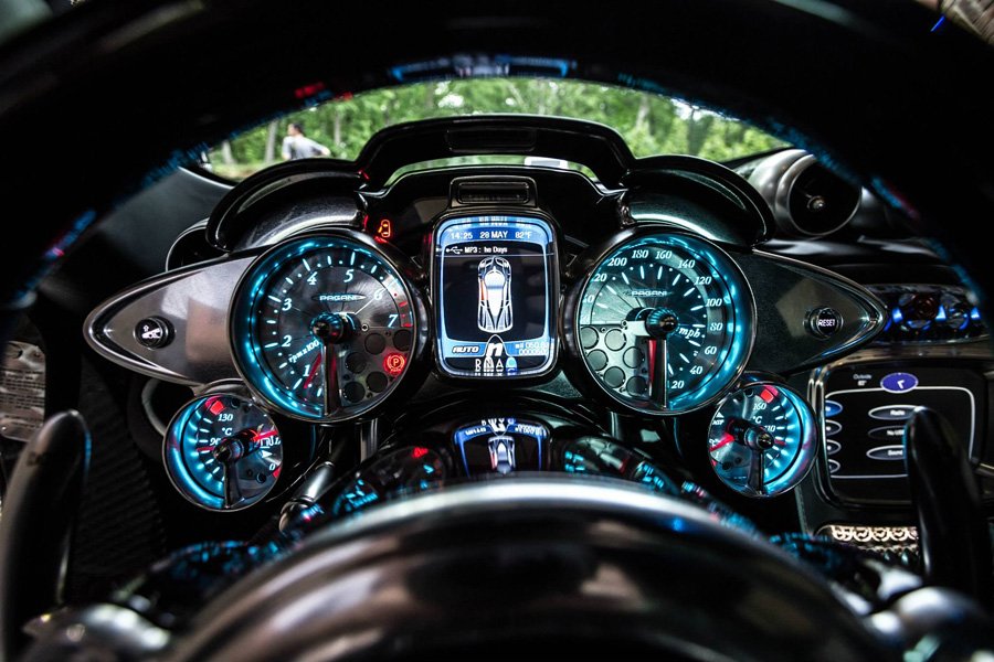 Pagani Huayra BC: Cockpit